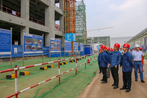 3  祝总仔细听取项目现场安博官方网站宣传介绍.jpg