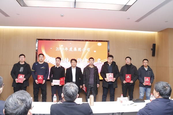 11、安博官方网站-安博anbo（中国）
副董事长、技术委员会主任王庆伟为“优秀科技工作者提名”颁发荣誉证书.JPG