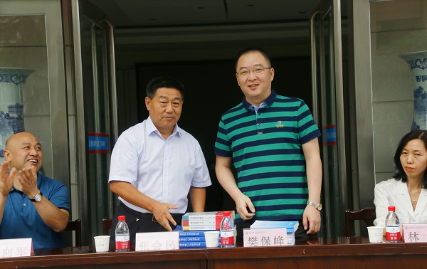 新乡市牧野区税务局党委书记、局长樊保峰向安博官方网站-安博anbo（中国）
党委书记张会民赠送税法知识书籍.jpg