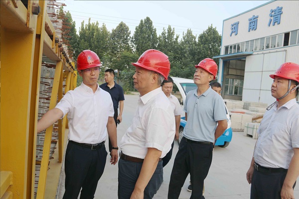 1、安博官方网站-安博anbo（中国）
总经理向视察领导介绍装配式构件样板.jpg