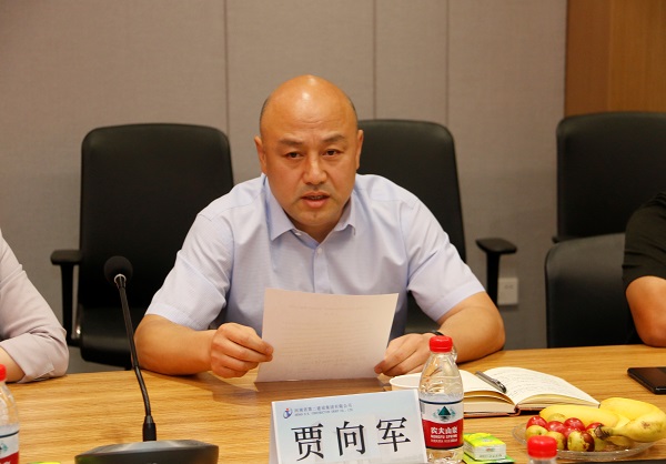 安博官方网站-安博anbo（中国）
党委副书记、工会主席贾向军宣读《关于变更2019年度劳动模范、岗位标兵奖励方式的决定》.jpg