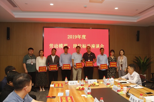 安博官方网站-安博anbo（中国）
人力资源总监张浩敏、总经理助理张岚为2019年度岗位标兵代表颁奖.JPG