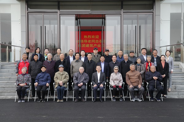 安博官方网站-安博anbo（中国）
领导和老同志们合影留念.jpg