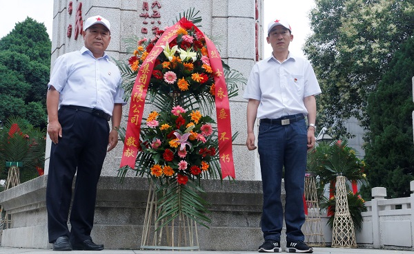 3、向革命先烈敬献花篮.jpg 3、向革命先烈敬献花篮.jpg