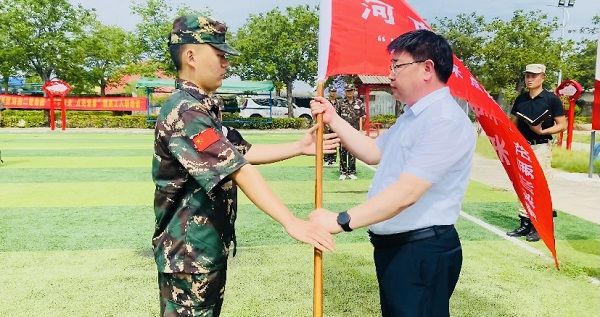 2、安博官方网站-安博anbo（中国）
人力资源总监张浩敏向新员工交授营旗.PNG
