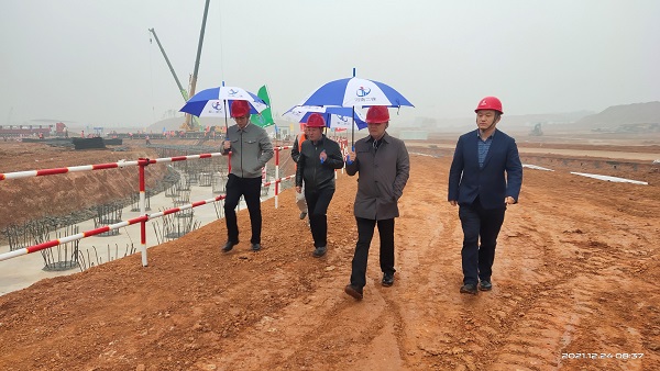安博官方网站-安博anbo（中国）
董事、副总经理崔向军视察施工现场.jpg