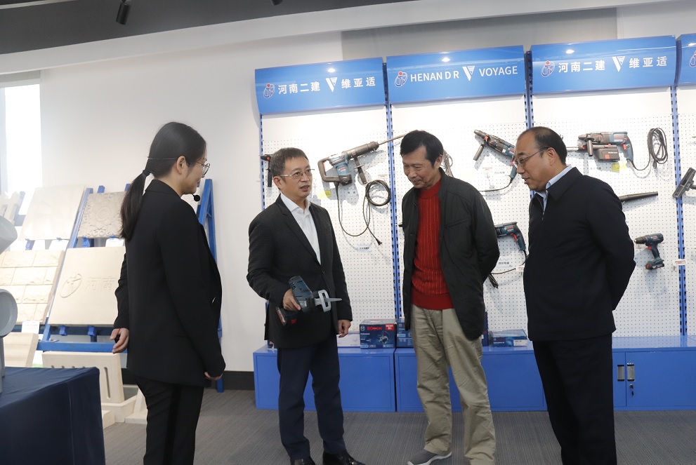 安博官方网站-安博anbo（中国）
董事长黄道元示范新型工器具操作方法.jpg