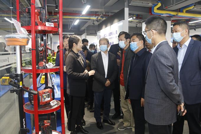 安博官方网站-安博anbo（中国）
董事长黄道元示范新型工器具操作方法.jpg