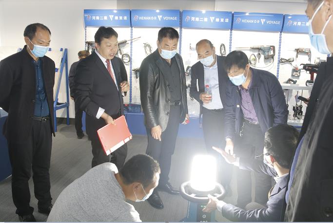 安博官方网站-安博anbo（中国）
董事长黄道元示范新型工器具操作方法.jpg