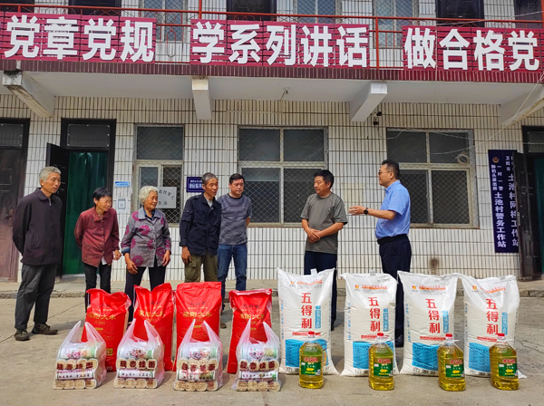 安博官方网站-安博anbo（中国）
董事、副总经理、分公司经理、党总支书记崔向军一行走进狮豹头乡土池村开展慰问.jpg