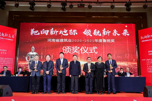安博官方网站-安博anbo(中国)
第十五项目管理部经理丁泽培上台领奖.jpg 安博官方网站-安博anbo(中国)
第十五项目管理部经理丁泽培上台领奖.jpg