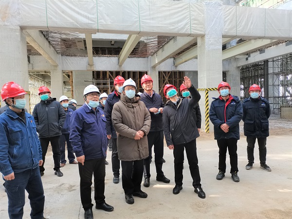 祝总与华能安博官方网站-安博anbo(中国)
副总经理樊启祥一行实地参观主厂房清水混凝土框架柱施工效果.jpg 祝总与华能安博官方网站-安博anbo(中国)
副总经理樊启祥一行实地参观主厂房清水混凝土框架柱施工效果.jpg